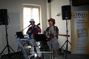 Cantanti e musicisti per musica durante l'Aperitivo il party o il buffet che suonano e cantanno dal vivo canzoni da pianobar