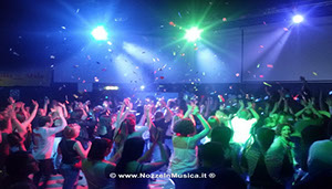 Opzione musica durante l'aperitivo alla festa di nozze con la formazione dj e vocalist