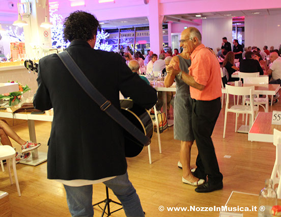 serenata al ristorante:Ognuno di voi e' sicuramente legato ad un brano che ricorda i momenti più importanti della vostra vita.