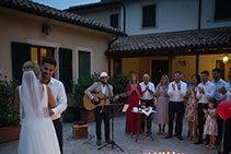 Ognuno di voi avrà una canzone del cuore, o con la quale vi siete scambiati il primo bacio. Allora regalate la serenata alla vostra amata